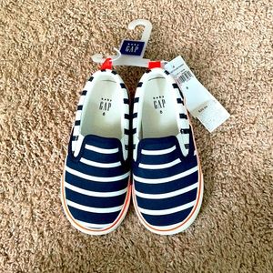 Gap girls/boys slip on sneakers size 8 new tags